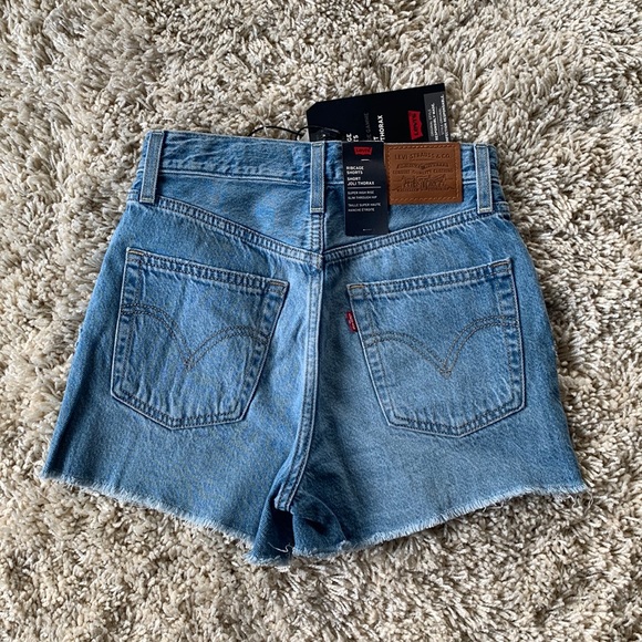 Levi’s Ribcage Shorts - Picture 2 of 8